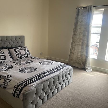 Stylish 1-Bed Apt - Sleeps 4 - Parking - Wifi マンチェスター エクステリア 写真