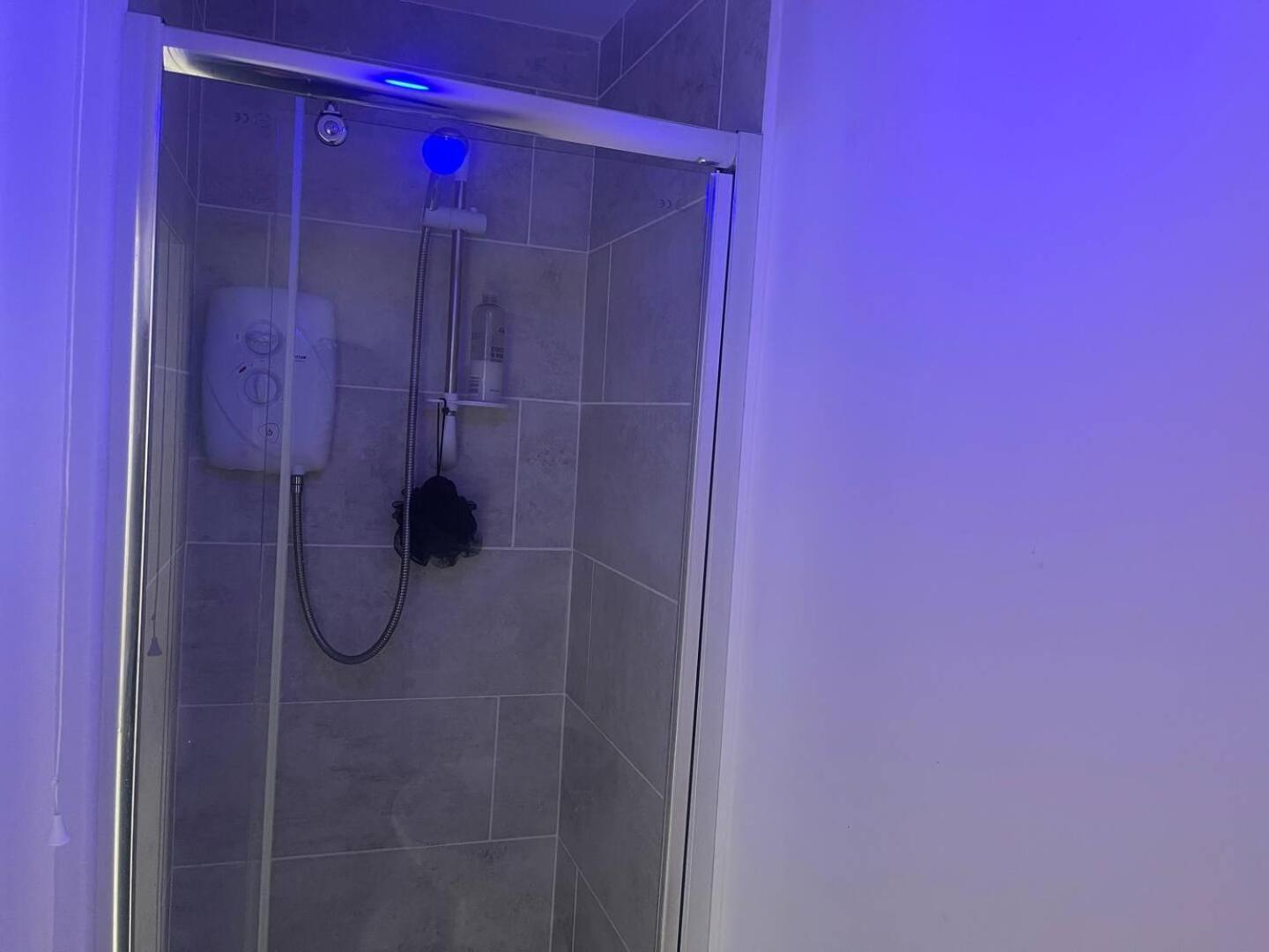 Stylish 1-Bed Apt - Sleeps 4 - Parking - Wifi マンチェスター エクステリア 写真